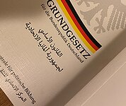 Ein Grundgesetz Buch auf Arabisch