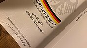 Ein Grundgesetz Buch auf Arabisch