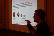 Professor Lütze beim Vortrag