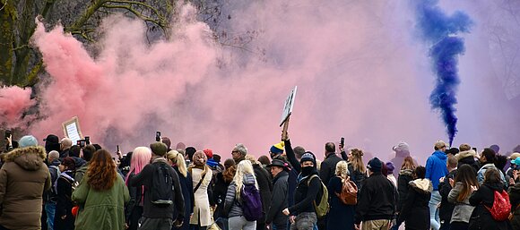 protestierende Menschenmenge vernebelt von Rauchbomben