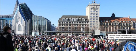 Augustusplatz in Leipzig mit einer Großdemonstration zu Coronazeiten