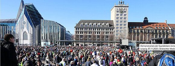 Augustusplatz in Leipzig mit einer Großdemonstration zu Coronazeiten