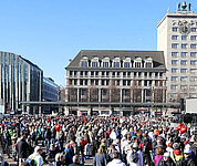 Augustusplatz in Leipzig mit einer Großdemonstration zu Coronazeiten