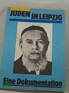 Buchdeckel mit unscharfem schwarz/weiß Bild einer jüdischen Person. Überschrift Juden in Leipzig. Eine Dokumentation. kompletter Titel: Juden in Leipzig : eine Dokumentation zur Ausstellung anläßlich des 50. Jahrestages der Faschistischen Pogromnacht im Ausstellungszentrum der Karl-Marx-Universität, Kroch-Hochhaus, vom 5. November bis 17. Dezember 1988