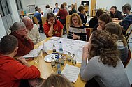 Gruppentisch in der Diskussion