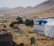 Karge Landschaft mit einem weitläufigen Zeltlager