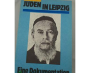 Buchdeckel mit unscharfem schwarz/weiß Bild einer jüdischen Person. Überschrift Juden in Leipzig. Eine Dokumentation. kompletter Titel: Juden in Leipzig : eine Dokumentation zur Ausstellung anläßlich des 50. Jahrestages der Faschistischen Pogromnacht im Ausstellungszentrum der Karl-Marx-Universität, Kroch-Hochhaus, vom 5. November bis 17. Dezember 1988