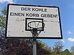 Basketballkorb mit der Aufschrift "der Kohle einen Korb geben"
