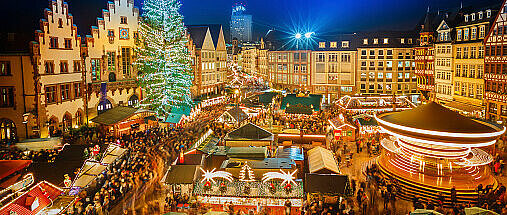 buntes Treiben auf dem Frankfurter Weihnachtsmarkt. Eine Luftaufnahme.