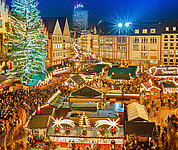 buntes Treiben auf dem Frankfurter Weihnachtsmarkt. Eine Luftaufnahme.