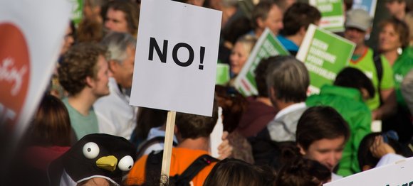 demonstrierende Menge, auf einem Schild steht NO! – NEIN!