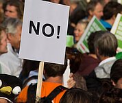 demonstrierende Menge, auf einem Schild steht NO! – NEIN!