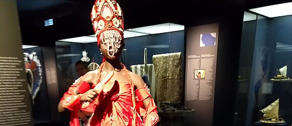 Ausstellungsstück einer uralten Tracht im Museum
