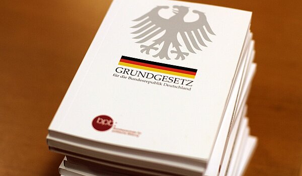 Grundgesetz Bücher liegen auf einem Tisch