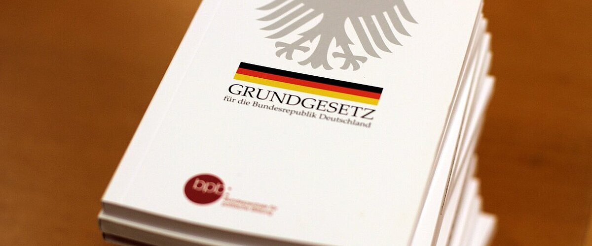 Grundgesetz Bücher liegen auf einem Tisch